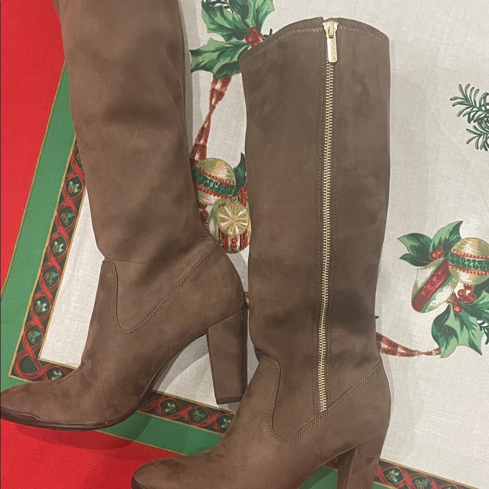 Anne Klein Akelek Sport Mocha Brown Women's Boots. Goldtone Zip on outside. Nice